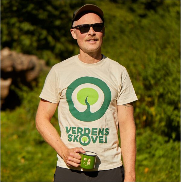 Mand i t-shirt - perfekt t-shirt til ham der elsker friluftsliv eller naturelskeren