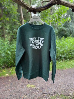 Crewneck sweatshirt i mørkegrøn med hvidt “May the Forest Be With You”-tryk på forsiden