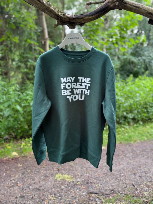Crewneck sweatshirt i mørkegrøn med hvidt “May the Forest Be With You”-tryk på forsiden