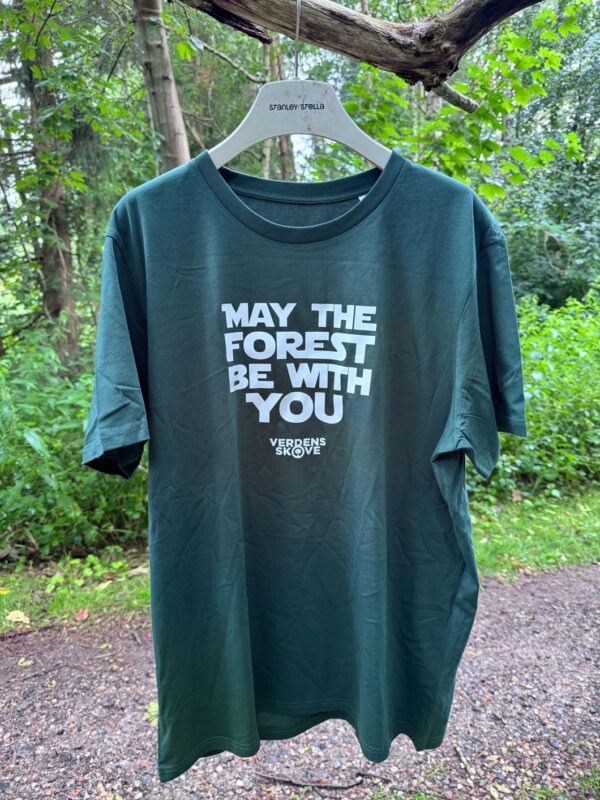 Grøn T-shirt dame herre med hvidt skovbudskab og Verdens Skoves logo på brystet, set hængende på en gren ved skoven