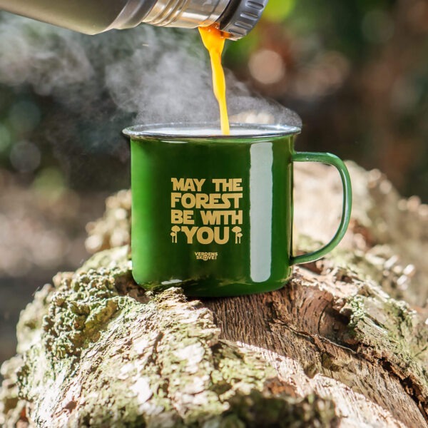Emaljekrus med trykket "May The Forest Be With You" som symbol på støt fast