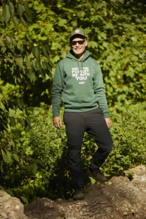 Mand med hættetrøje i grøn fra Verdens Skove. Print med May the forest be with you