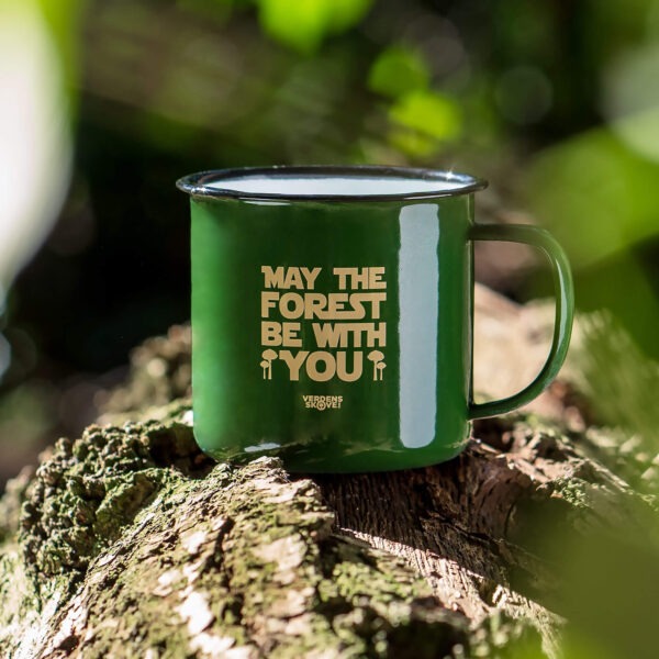 Grøn emaljekrus med "May The Forest Be With You" tryk som symboliserer Verdens Skove støt fast