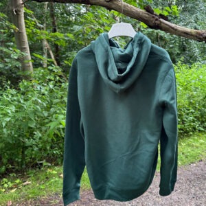 Hoodie grøn, vist bagfra med hætte og ensfarvet ryg - set hængende på en gren ved en skovsti
