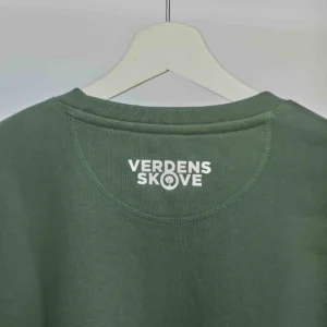 En klassisk sweatshirt med tekten May the forest be with you.